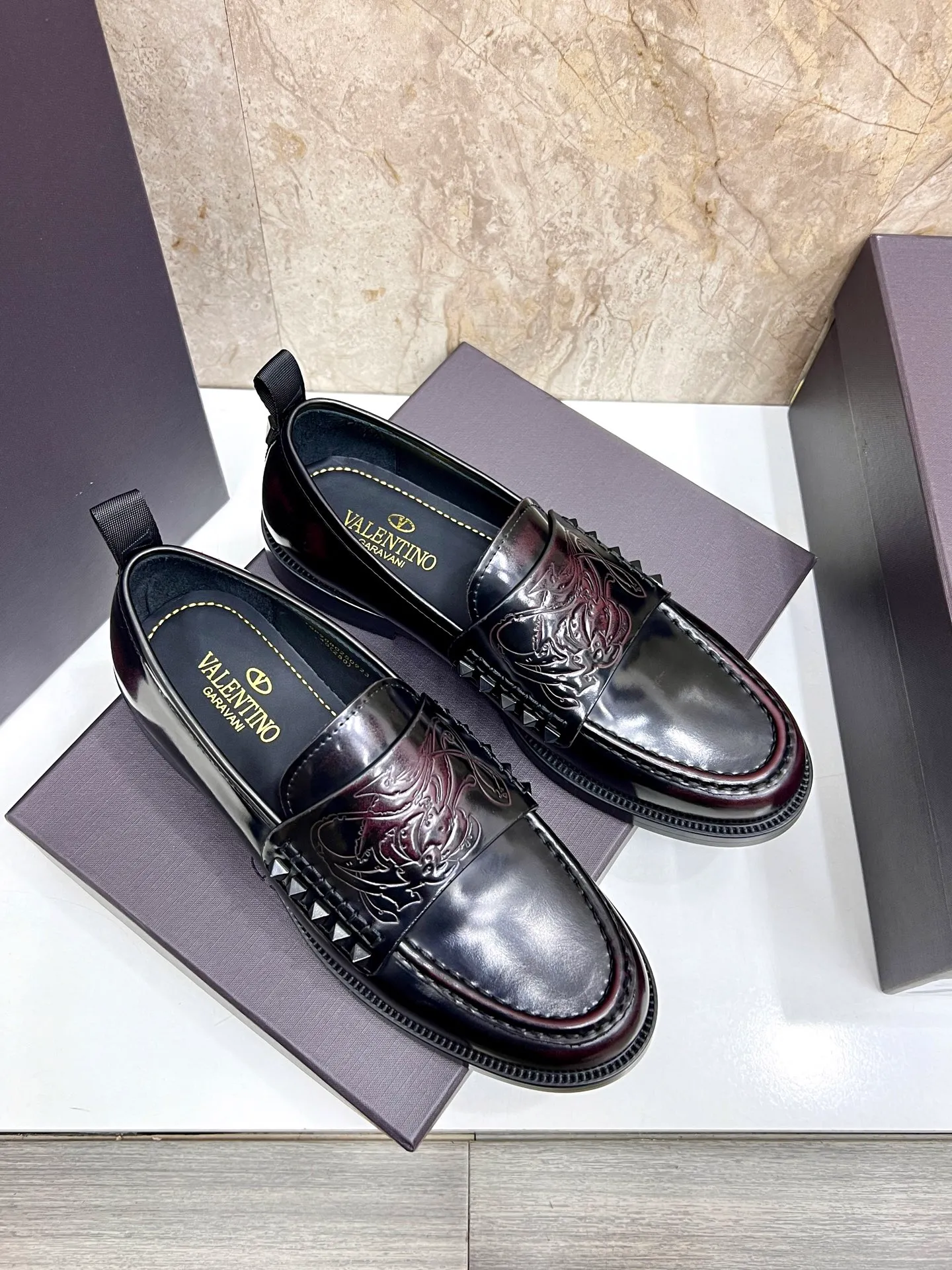 Men's men's shoes💰780 Valentino New men's V logo micro-label business casual loafers. These Derby loafers are made of imported cowhide leather. They are light in texture and cool in style. The uppers are decorated with brand logo buckles, showing off the big-name style! The lines reveal novel urban trends. The toe is round and full, and the rubber foam sole and triple protruding leather welt complement each other. It is extremely fashionable and charming, with dyed calfskin lining, genuine leather feet, and standard logo decoration. It is simple yet elegant. It has a classic European and American loose style and is extremely comfortable on the feet. Size: 39-44 (customized at 38.45.46)